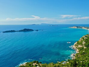 A coastal landscape with clear blue waters, rocky outcrops, and lush greenery. - Villa Anafoufou Afionas with private heatable pool (Afionas)