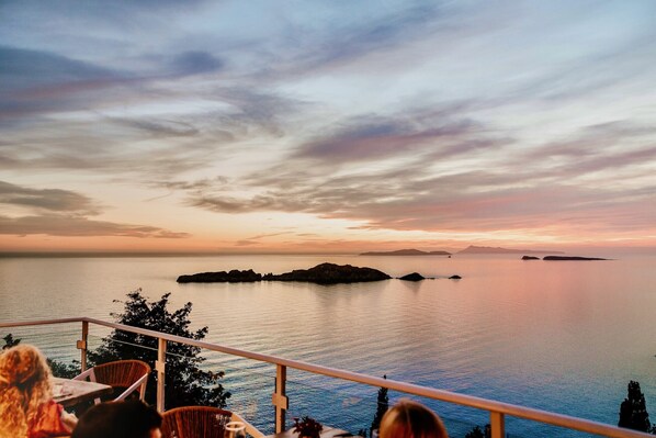 تناول الطعام بالخارج