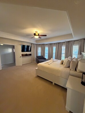 5 bedrooms, desk, iron/ironing board, free WiFi - Luxury Family Retreat w Fireplaces, Chef’s Kitchen (Cary)