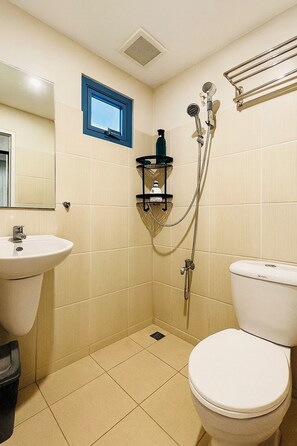 Dusche, Whirlpool, Haartrockner, Bidet