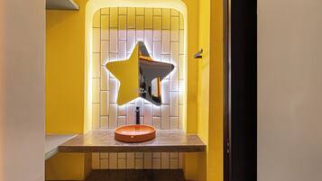 Quarto grand, banheiro privativo | Banheiro | Chuveiro, chuveiro com efeito de chuva, toalhas de banho, sabonete