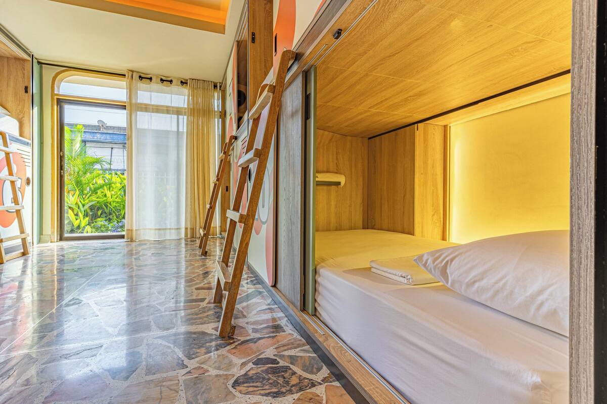 Dormitório compartilhado design, vista para o jardim | Roupas de cama premium, cofres nos quartos, cortinas blackout