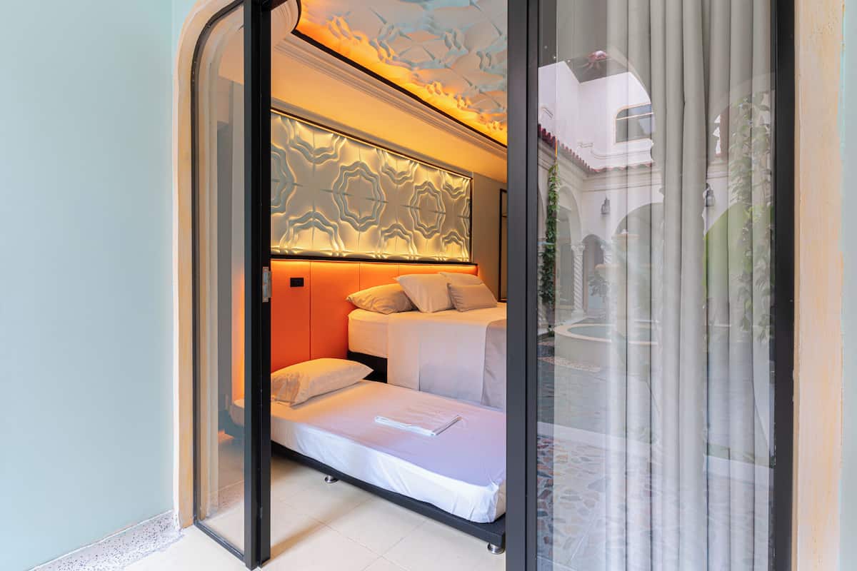Chambre Quadruple Deluxe, salle de bains attenante, vue cour intérieure