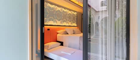 Chambre Quadruple Deluxe, salle de bains attenante, vue cour intérieure