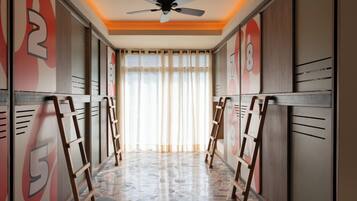 Dormitório compartilhado design | Roupas de cama premium, cofres nos quartos, cortinas blackout