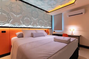 Deluxe Double or Twin Room | Premium bedding, in-room safe, blackout curtains, iron/ironing board - Casa Stella Rooms (Cartagena)