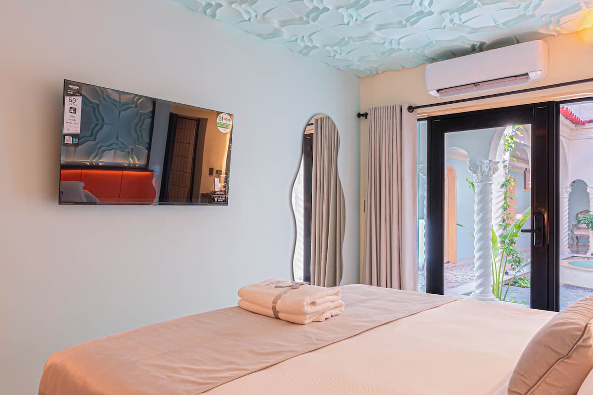Chambre quadruple Deluxe, salle de bain attenante, vue sur la cour intérieure | Literie de qualité, coffre-fort pour ordinateur portable