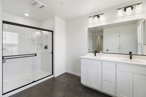 Toallas, jabón, papel de baño 