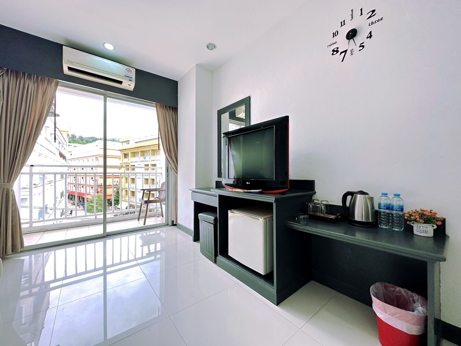 TV màn hình phẳng 32-inch có truyền hình kỹ thuật số 