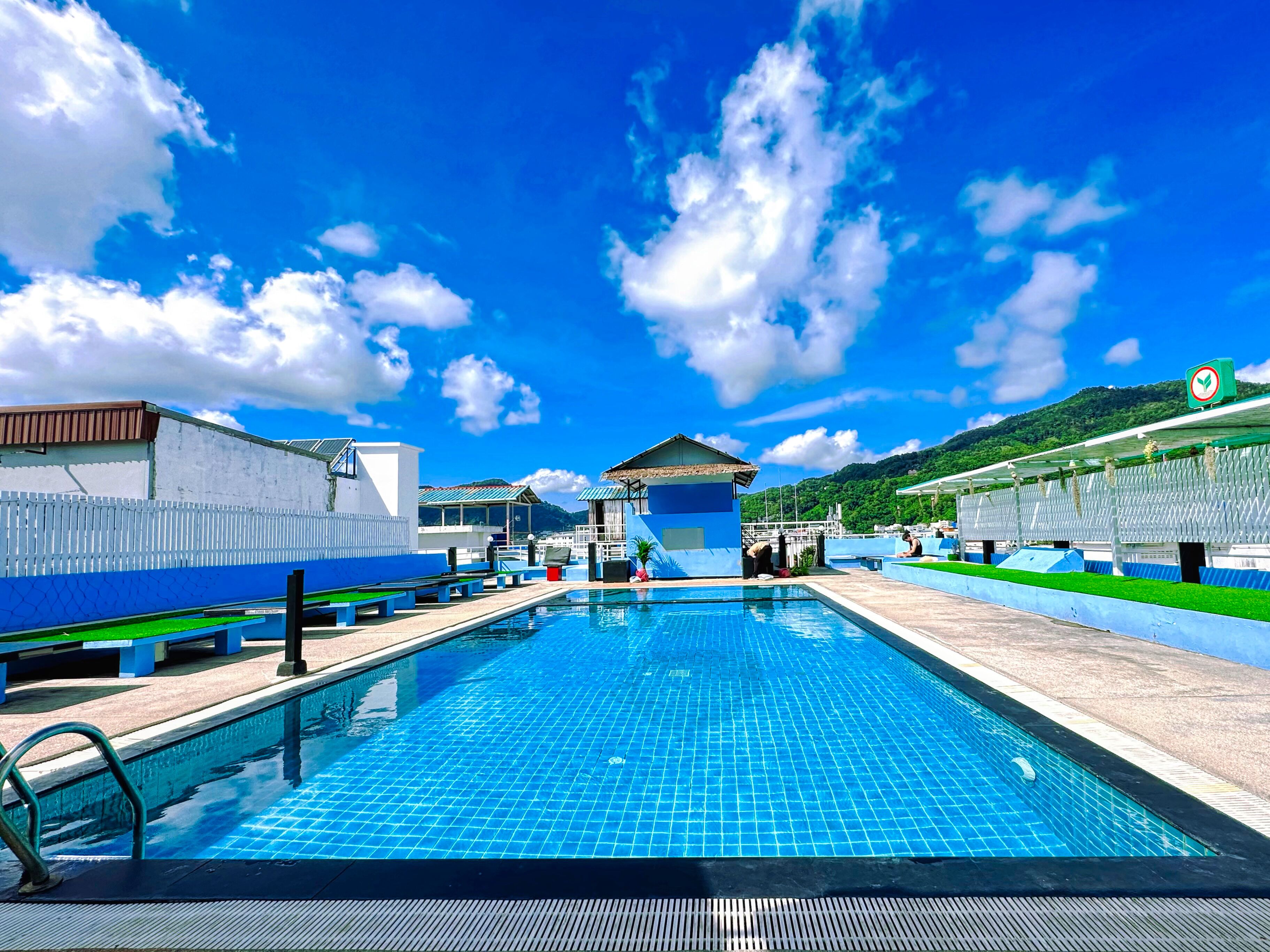 Piscine extérieure, parasols de plage, chaises longues
