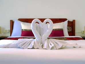 Bureau, espace de travail pour ordinateur portable, Wi-Fi gratuit