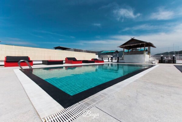 حمّام سباحة خارجي، مظلات على حمّام السباحة، مقاعد للتشمس