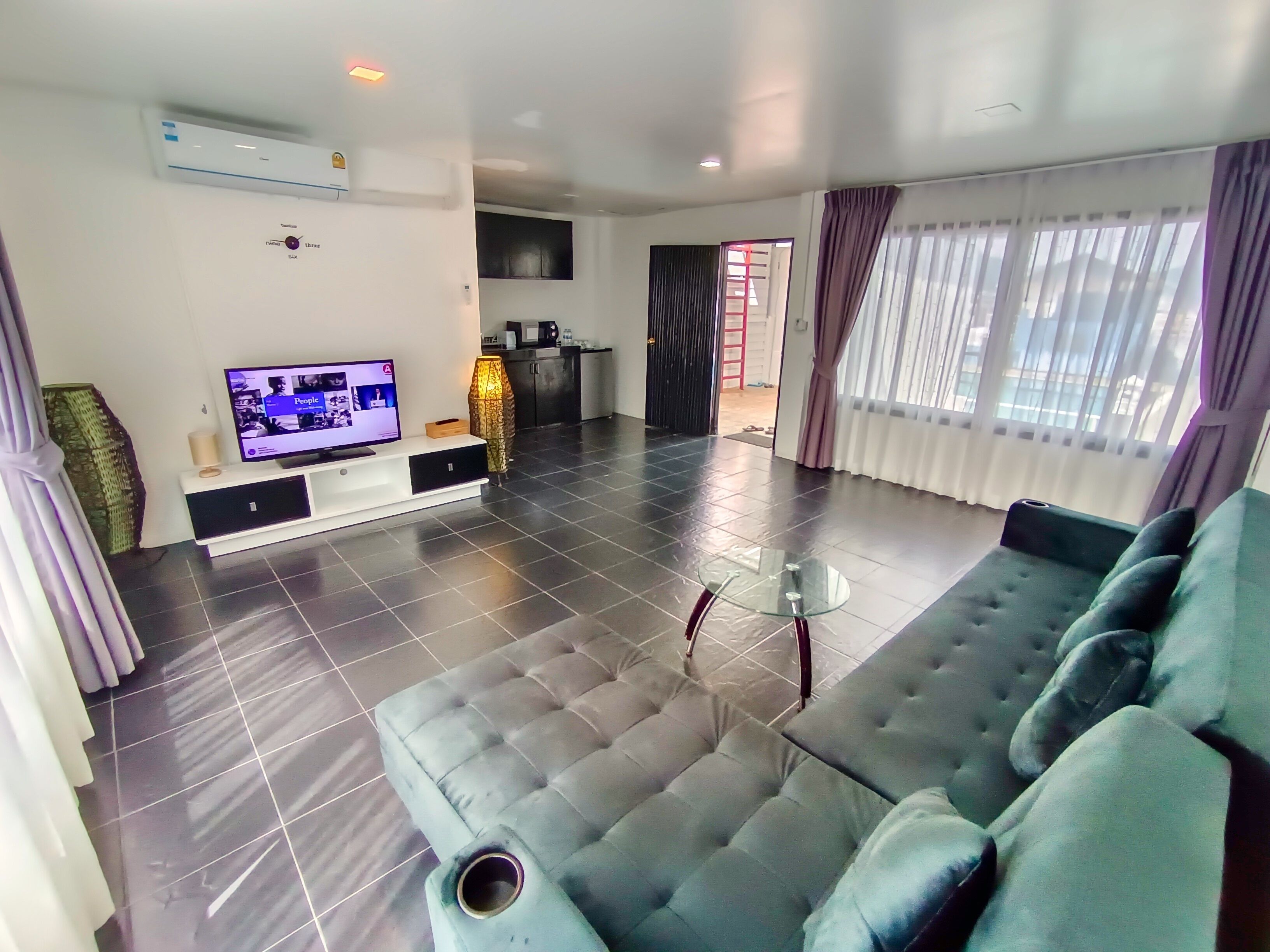 Phòng Suite Deluxe, có thể sử dụng hồ bơi | Khu phòng khách | TV màn hình phẳng 32-inch có truyền hình kỹ thuật số 