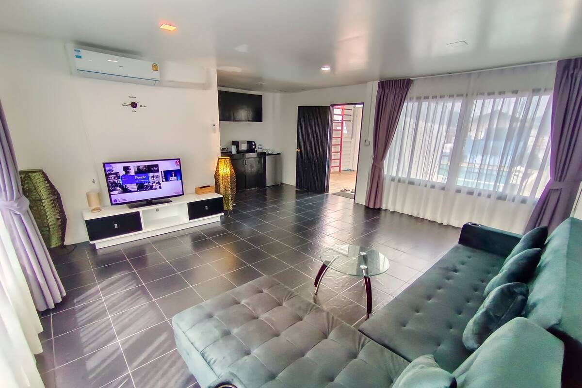 Basic Suite, Pool Access | Living area | 32-inch flat-screen TV with digital channels