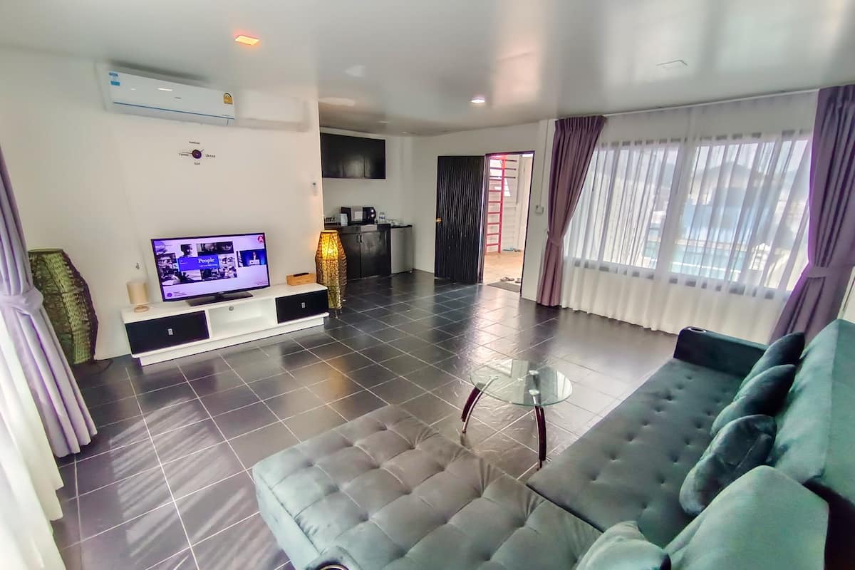 Suite Deluxe, acceso a la alberca | Área de sala de estar | Televisión de pantalla plana de 32 pulgadas con canales digitales