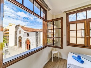 1 bedroom, desk, Internet