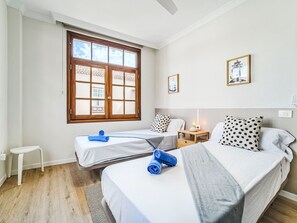 1 bedroom, desk, Internet