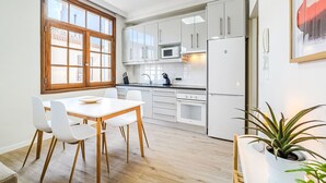 Refrigerador, microondas, horno, utensilios de cocina