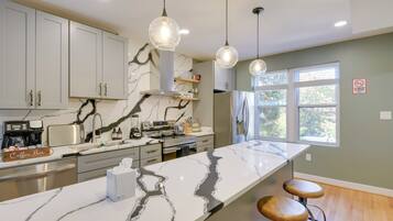 Fridge, microwave, stovetop, dishwasher