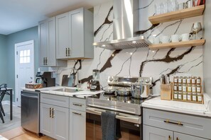 Fridge, microwave, stovetop, dishwasher - 8 Mi to DC: Cheverly Apt w/ Easy Metro Access (Cheverly)