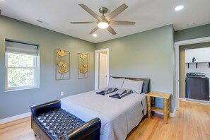 3 bedrooms, iron/ironing board, internet, bed sheets