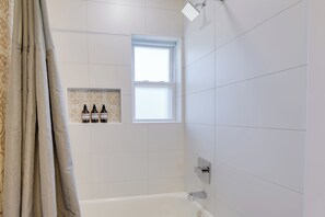 Hair dryer, towels - 8 Mi to DC: Cheverly Apt w/ Easy Metro Access (Cheverly)
