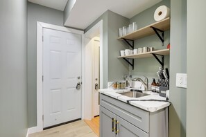 Interior - Walk to Metro Station! Cheverly Apt 8 Mi to DC (Cheverly)