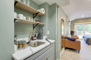 Interior - Walk to Metro Station! Cheverly Apt 8 Mi to DC (Cheverly)