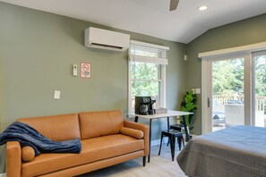 TV, fireplace - Walk to Metro Station! Cheverly Apt 8 Mi to DC (Cheverly)