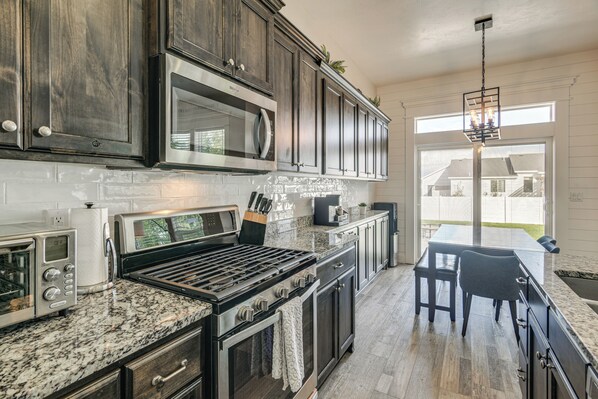 Fridge, microwave, stovetop, dishwasher - Year-Round Outdoor Fun: Spacious Retreat in Iona (Iona)