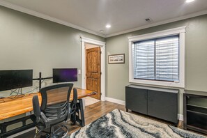 Interior - Year-Round Outdoor Fun: Spacious Retreat in Iona (Iona)