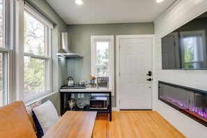 Microondas, cafetera y tetera, utensilios de cocina y condimentos 