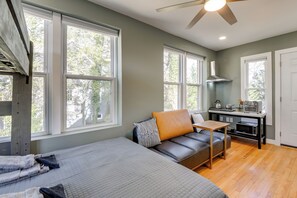 Tabla de planchar con plancha, internet y ropa de cama 