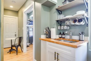 Mikroaaltouuni, kahvin-/teenkeitin, keittoastiat/astiat/ruokailuvälineet