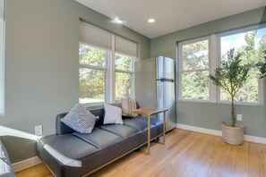 Interior - Commuter's Dream! Cheverly Studio 1/2 Mi to Metro (Cheverly)