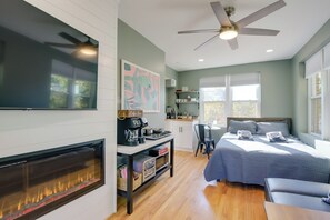 Iron/ironing board, internet, bed sheets - Commuter's Dream! Cheverly Studio 1/2 Mi to Metro (Cheverly)