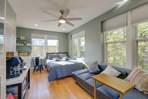 Iron/ironing board, internet, bed sheets - Commuter's Dream! Cheverly Studio 1/2 Mi to Metro (Cheverly)