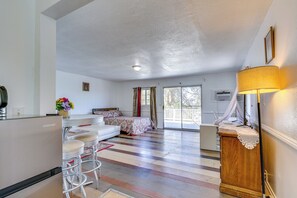 Desk, iron/ironing board, internet, bed sheets