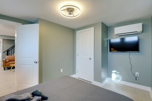 2 bedrooms, iron/ironing board, travel crib, internet - Work & Explore in DC! Cheverly Apt 1/2 Mi to Metro (Cheverly)