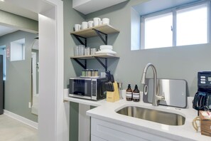 Interior - Work & Explore in DC! Cheverly Apt 1/2 Mi to Metro (Cheverly)