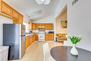 Kaffetrakter/tekoker, kjøkkenutstyr og spisebord