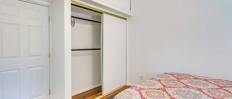 1 bedroom, iron/ironing board, internet, bed sheets