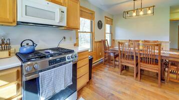 Fridge, microwave, stovetop, dishwasher