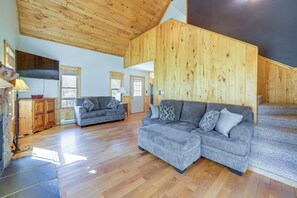 TV, fireplace, books - Scenic Getaway, 10 Mi to Snowshoe Mountain & Lake! (Snowshoe)