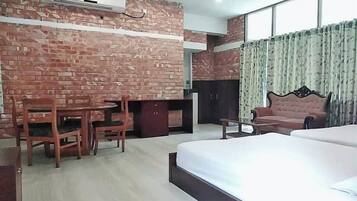 Deluxe Double or Twin Room, Balcony, Garden View | Bathroom | Free toiletries, towels, soap, shampoo