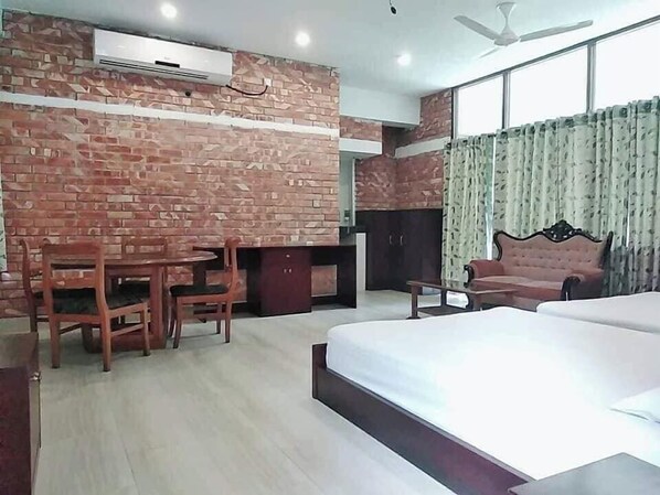 Deluxe Double or Twin Room, Balcony, Garden View | Bathroom | Free toiletries, towels, soap, shampoo