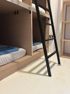 ห้องพักรวม, หอพักรวม, เครื่องปรับอากาศ | พื้นที่ทำงานแบบใช้แล็ปท็อป, ผ้าม่านกันแสง, ห้องเก็บเสียง