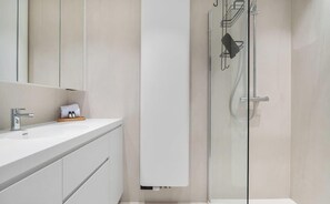 Dusche, kostenlose Toilettenartikel, Handtücher