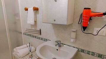 Dusche, Haartrockner, Bidet, Handtücher