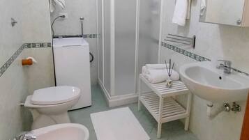 Douche, sĂšche-cheveux, bidet, serviettes fournies